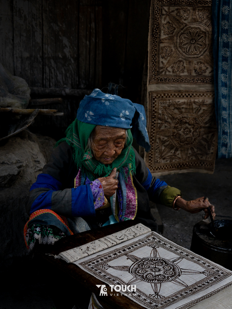 Lanh Lùng Tám hà Giang - Kỹ thuật vẽ sáp ong