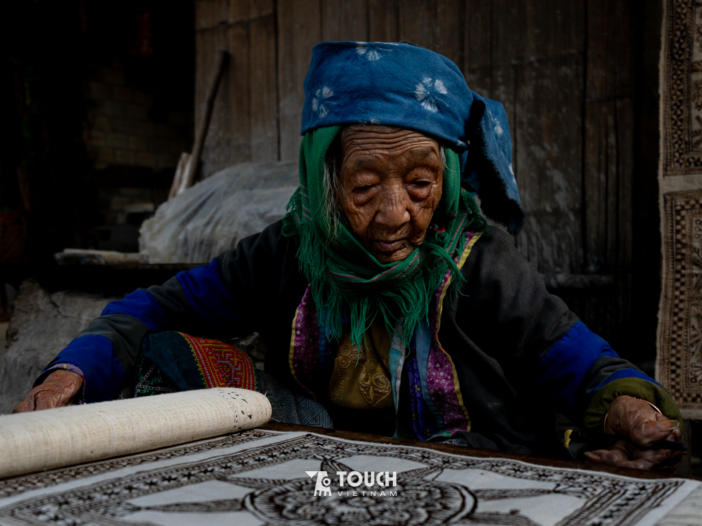 Lanh Lùng Tám hà Giang - Kỹ thuật vẽ sáp ong